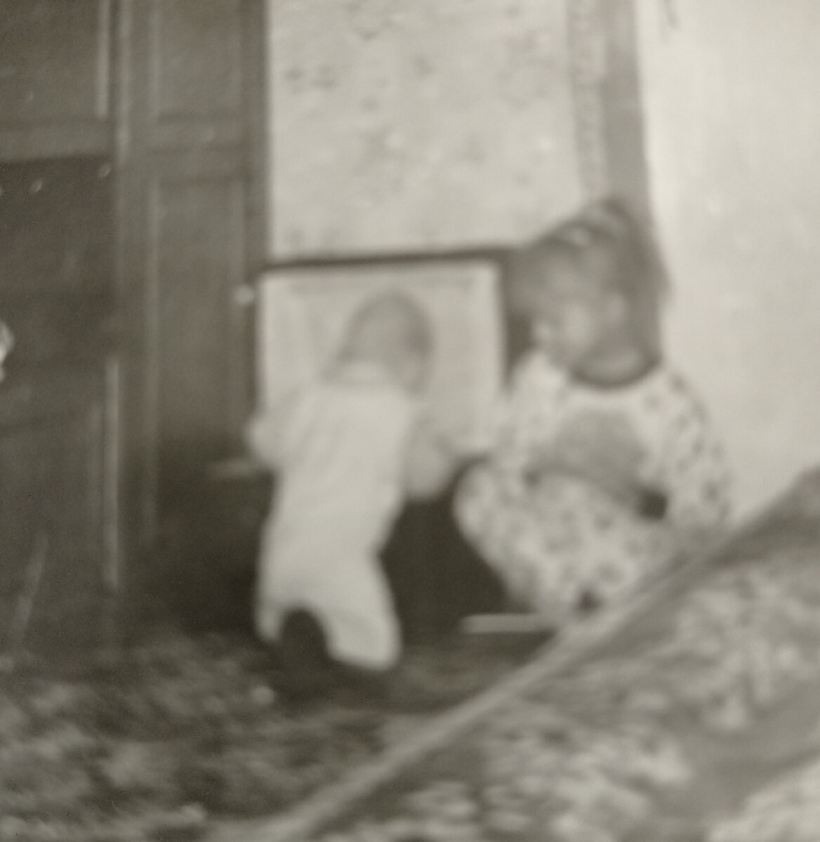 Историческое фото: младенец добывает вяленую корюшку на прокорм коту!