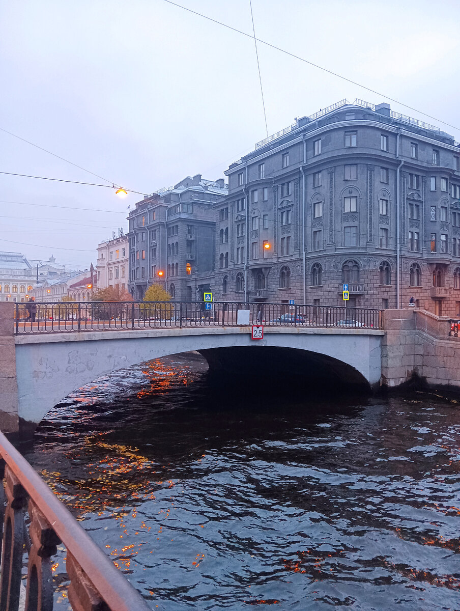 Дом с мостом