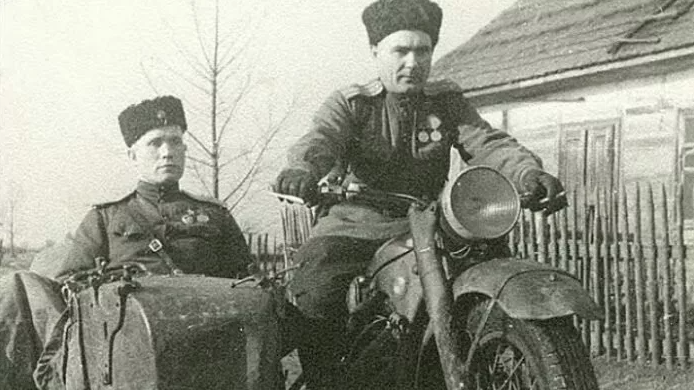 Наумов со своим подчинённым. Фото взято из открытых источников.