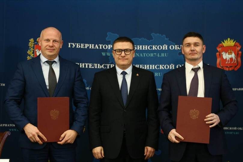     Министр спорта Александр Гриб и гендиректор ЧЦЗ Павел Избрехт в присутствии губернатора договорились о строительстве масштабного объекта. Фото правительства Челябинской области.