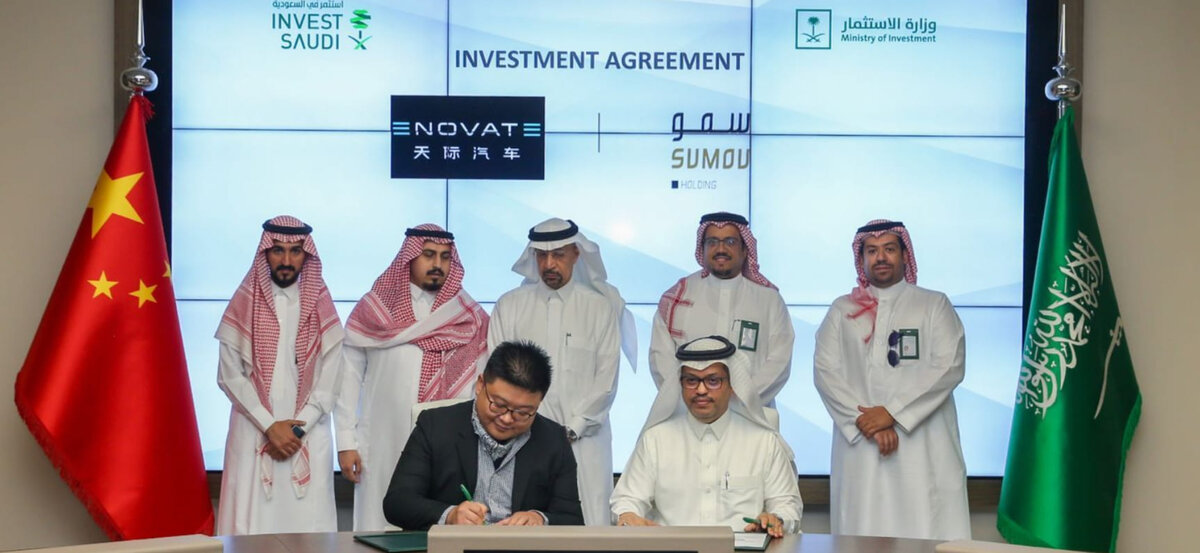 Руководство Enovate Motors и саудовской инвестиционной компании Sumou Holding подписывают соглашение...