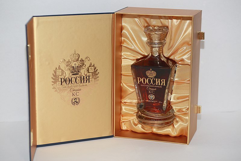 Василий Петрович ом. Официальный напиток Кремля коньяк "Россия"
