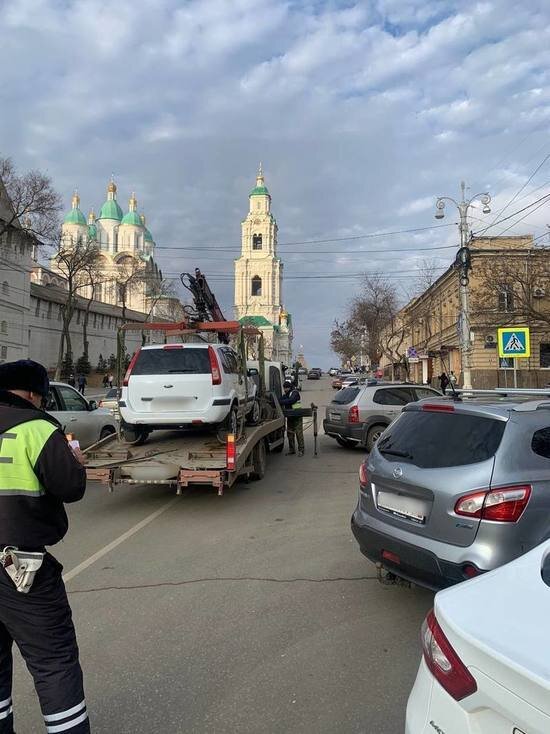     С улиц Астрахани инспекторы ГИБДД эвакуируют машины на штрафстоянку / Пресс-служба УМВД России по Астраханской области