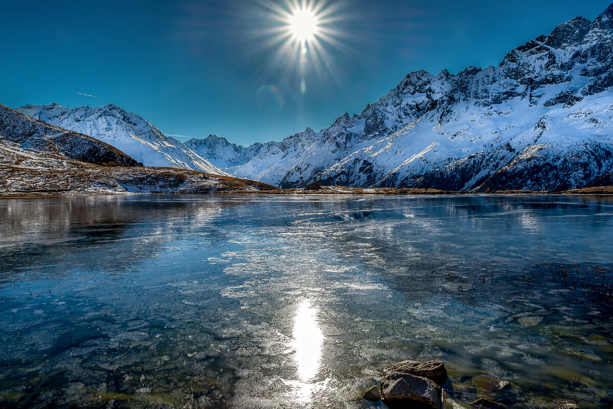 <a href="https://ru.freepik.com/free-photo/breathtaking-shot-of-a-beautiful-frozen-lake-surrounded-by-snowy-mountains-during-a-sunny-day_8507243.htm#query=%D0%BA%D1%80%D0%B0%D1%81%D0%B8%D0%B2%D0%BE%D0%B5%20%D0%BE%D0%B7%D0%B5%D1%80%D0%BE&position=0&from_view=search&track=sph">Изображение от wirestock</a> на Freepik