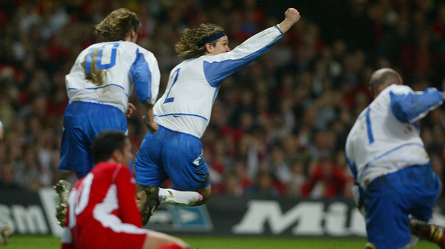    Вадим Евсеев празднует гол в матче с Уэльсом.Александр Федоров