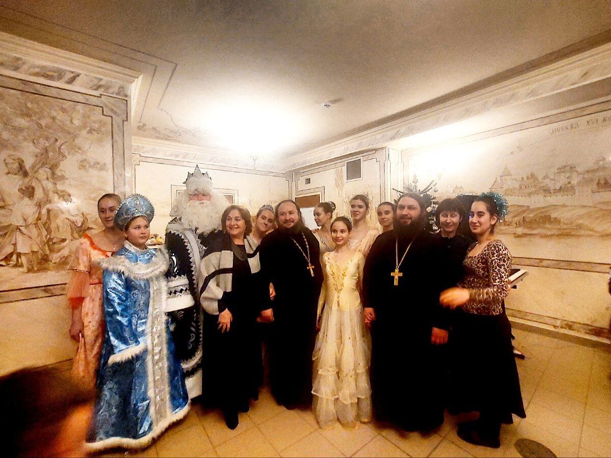 Игумен Дамаскин, отец Александр, Дети из центра "Образ" и их худ.руководитель