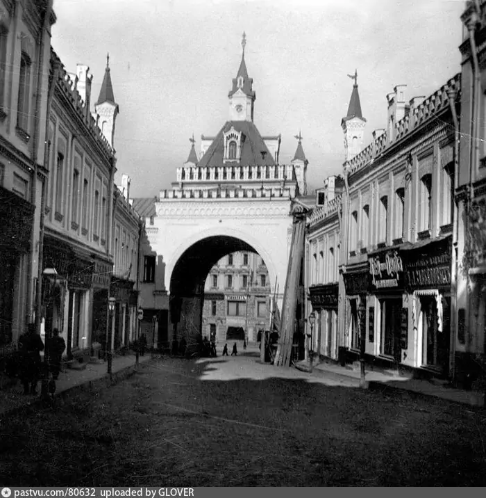 Так выглядела арка Третьяковского проезда в последние годы существования Российской империи: фото датировано 1915-17 гг. 