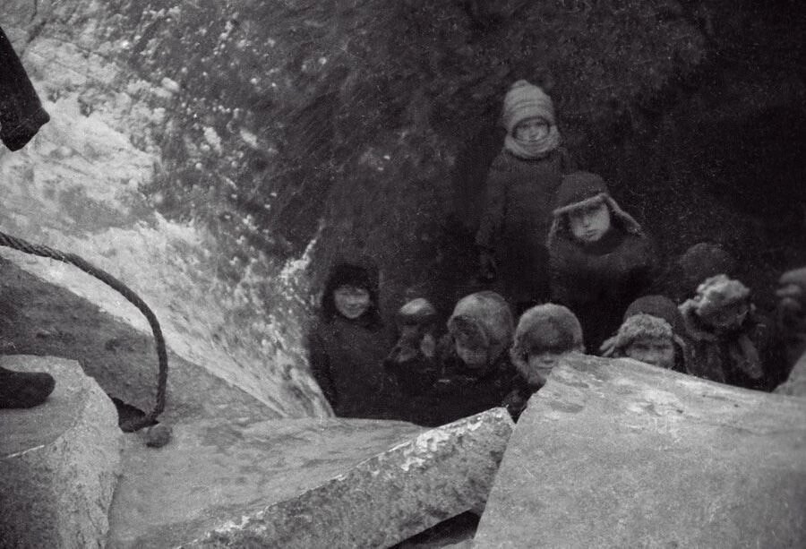 "Большим колоколом, тросами, лебедками завладели дети. Внутри колокола полно ребятами, с утра до ночи колокол звонит..." М. Пришвин