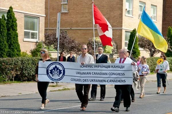 Канада отправила отряд спецназа на Украину, потому что Оттаве надо решать свои внутриполитические вопросы. Канада отправила отряд спецназа на Украину, потому что Оттаве надо решать свои внутриполитические вопросы. Такое мнение выразил научный руководитель Института региональных проблем, доцент Финансового университета при правительстве РФ Дмитрий Журавлев. 
«Это вполне ожидаемо, — сказал эксперт в эфире радио Sputnik. — Дело в том, что в Канаде очень сильна украинская диаспора, причем состоящая в основном из потомков бандеровцев. Эта диаспора давит на канадские власти, и они вынуждены подчиняться как бы общественному мнению. Поэтому Канада готова идти на это "