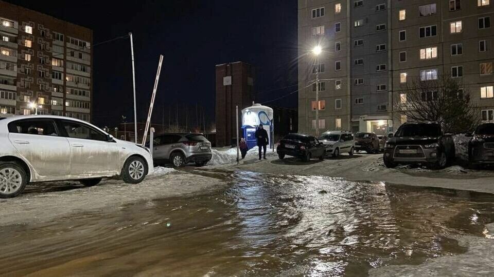     Прорыв водопроводных труб минувшей ночью привел к затоплению двора и проезжей части около дома №19 на улице Тимирязева в Ижевске. Авария произошла из-за повреждения задвижки на насосной станции, - сообщили в пресс-службе «Ижводоканала».