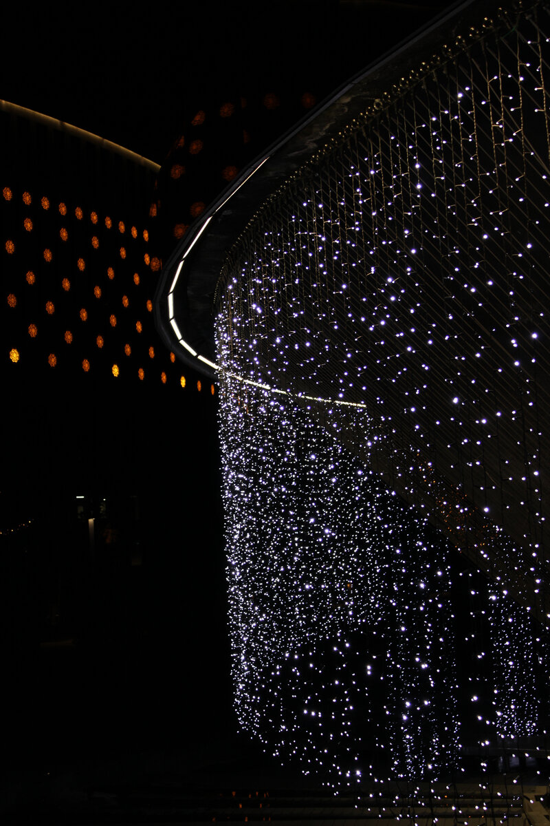 Звёздная россыпь в большом светлом городе.