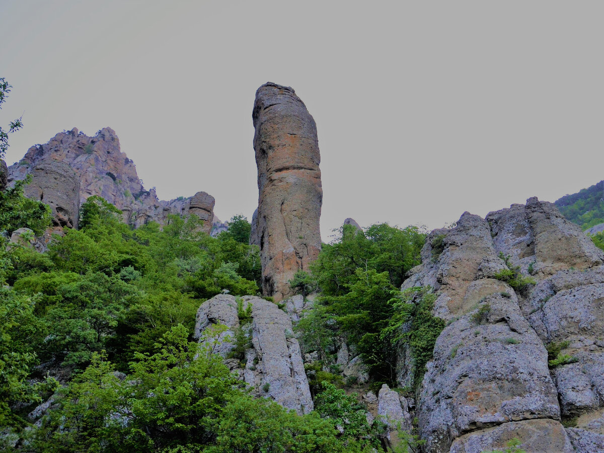 Каменный столб высотой 25 метров, напоминающий палец, в Долине привидений. Фото автора.