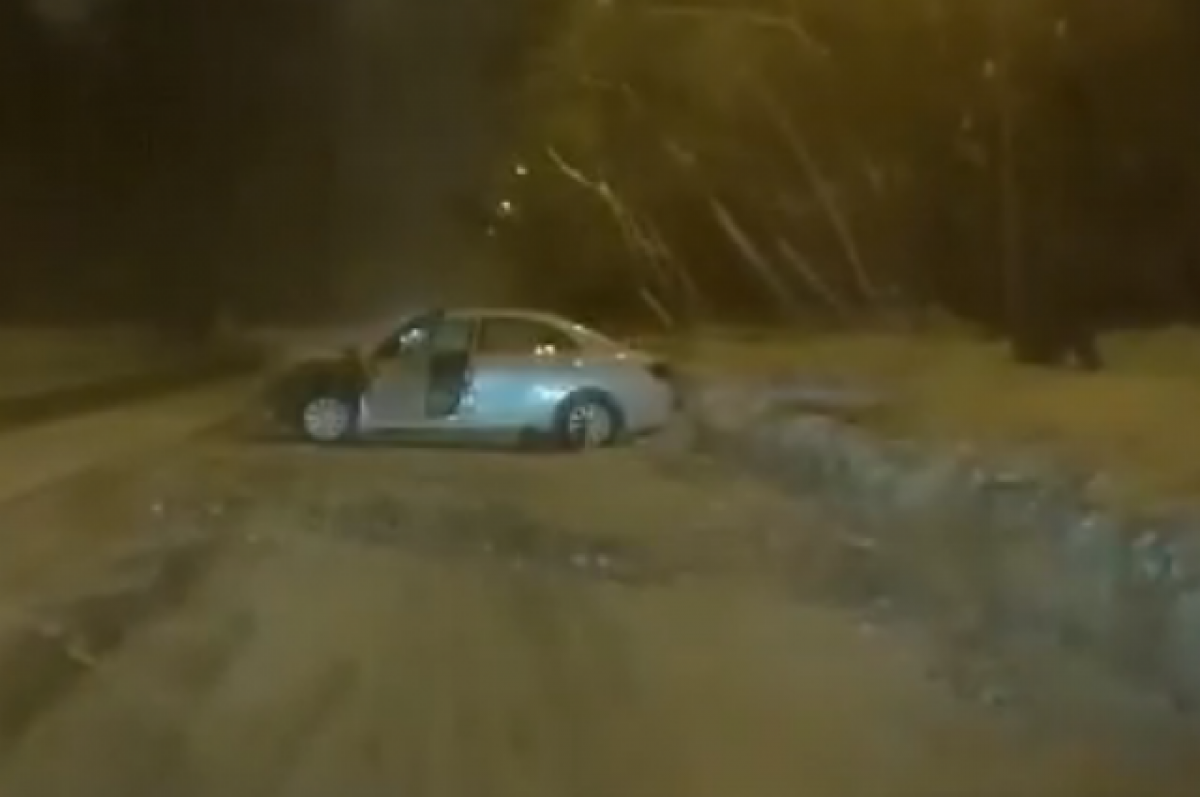    В Новосибирске пьяный водитель в сугробе пытался скрыться от ДПС