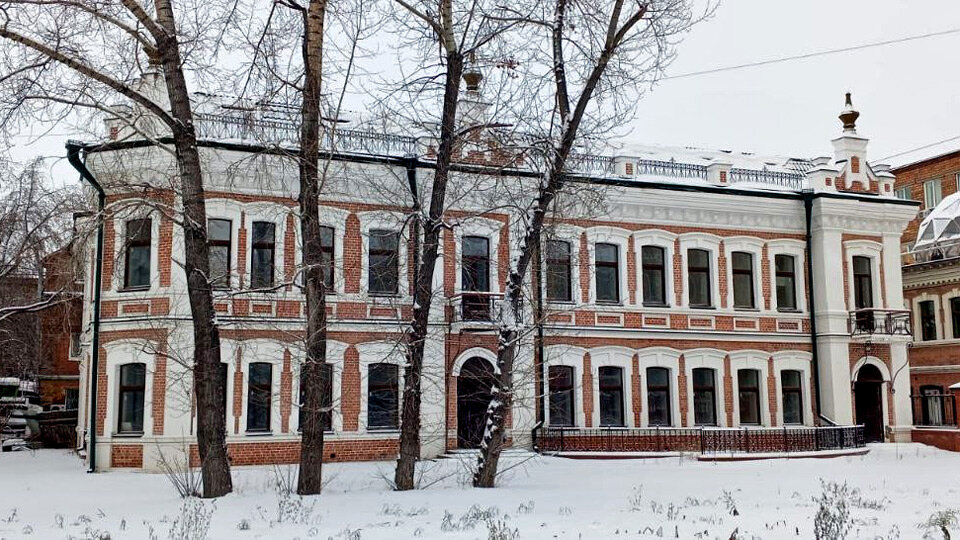     Вместо четырехскатной крыши зданию пристроили мансардный этаж, увеличив общую площадь