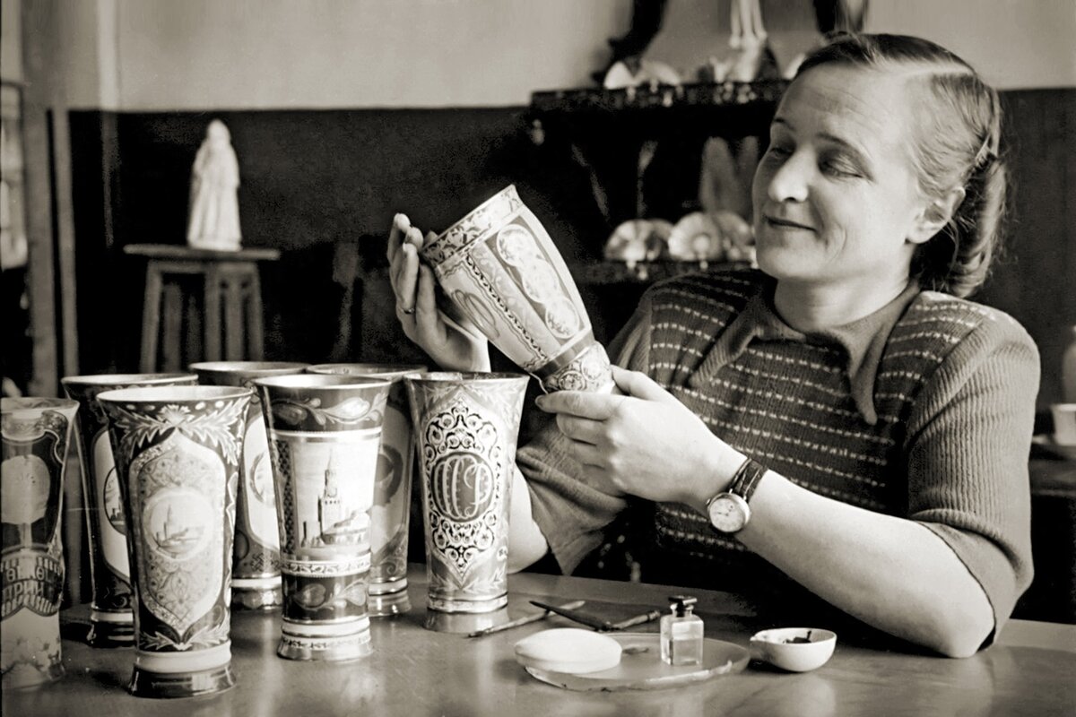 За работой (расписывает подарочные кубки). Фото сделано 13 мая 1948-го года. ЦГАКФФД. Фото взято из свободного доступа в интернете. Тут некто А.Кучеров требует, чтобы я  ссылался на него, когда я признался, что многие фото с художниками 1930-х-1950-х гг. скачал с его страницы во ВКонтакте (хотя лично ему они, как понимаю, не принадлежат). Пожалуйста - вот ссылка https://vk.com/id206919796. Листайте галерею вправо.