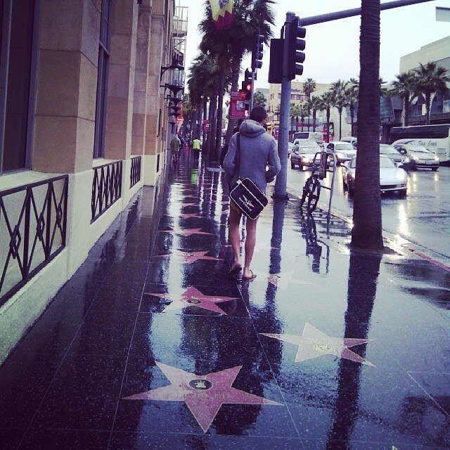 Часто прогуливаюсь по аллее звезд в Голливуде г. Лос-Анджелес, но премия проходит раз в год(