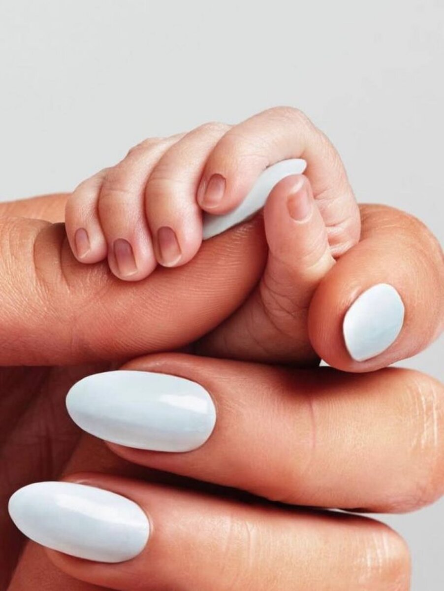    Рука новорожденного сына в руке Пэрис Хилтон Фото: Инстаграм (запрещен в РФ) Пэрис Хилтон