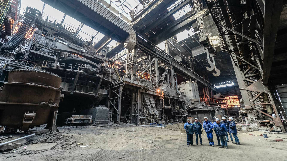     Сегодня российские предприятия ОПК загружены госзаказами в связи с проведением СВО. Однако при переходе на работу в три смены выяснилось, что сотрудников на заводах не хватает. Если в Москве предлагают высокие зарплаты, то в провинции труд рабочих оценивается теми же суммами, что и год-два назад.