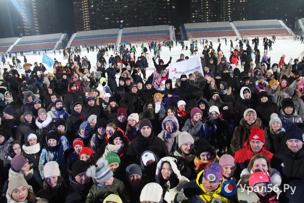    В Оренбурге тысячи горожан стали участниками городского праздника «Вечер на коньках»
