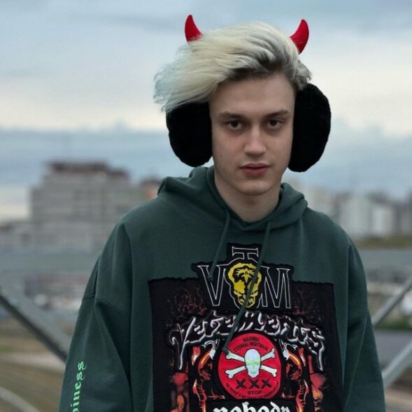 Видеоблогер Некоглай (Николай Лебедев) сейчас живет в центре Москвы (Сити), носит «дьявольские рожки» и сочиняет песни в стиле хип-хоп. Источник фото: Инст @nekoglai1337