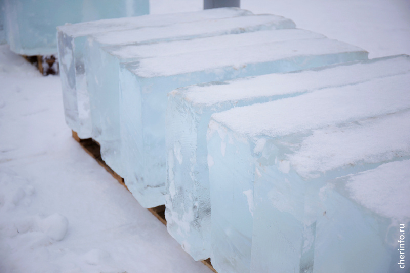    Ледяные блоки выгрузили сегодня утром на площади Молодежи. Каждой команде достанется по 11 блоков, кому какие, определит жеребьевка утром 2 февраля.