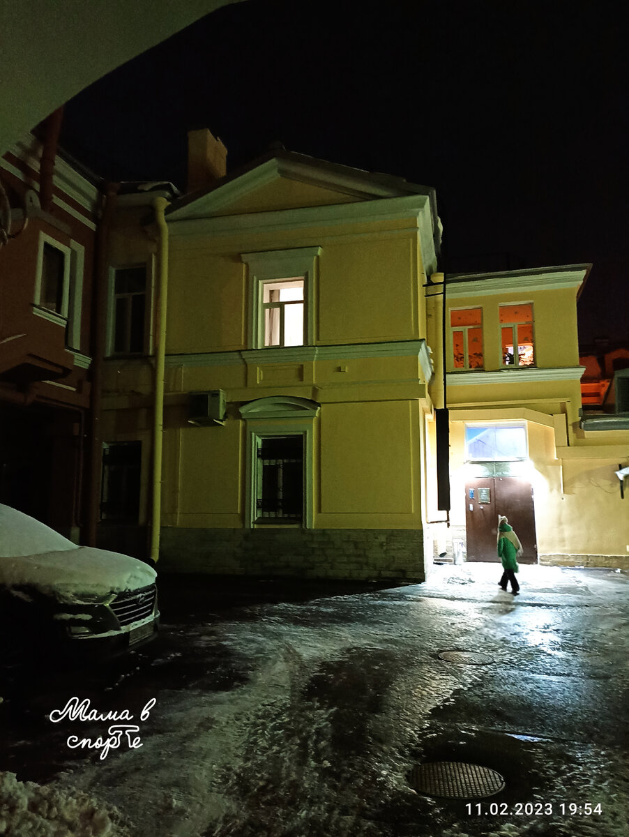 Вид на отель "Ormand" со двора. Одиночное окно на втором этаже с включëнным светом – наш номер. 