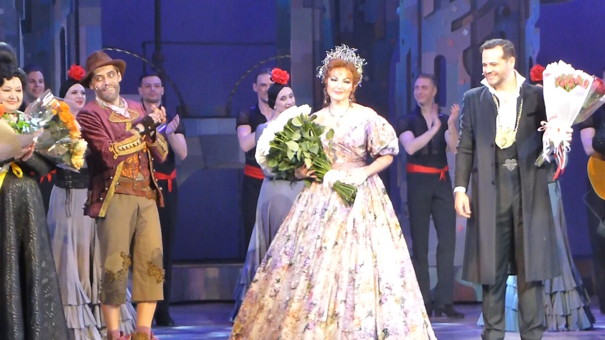 Солисты Московского театра оперетты Инара Гулиева, Владислав Кирюхин, Елена Зайцева и Леонид Бахталин после спектакля "Собака на сене" 10 февраля 2023 года. Фотография из моего архива