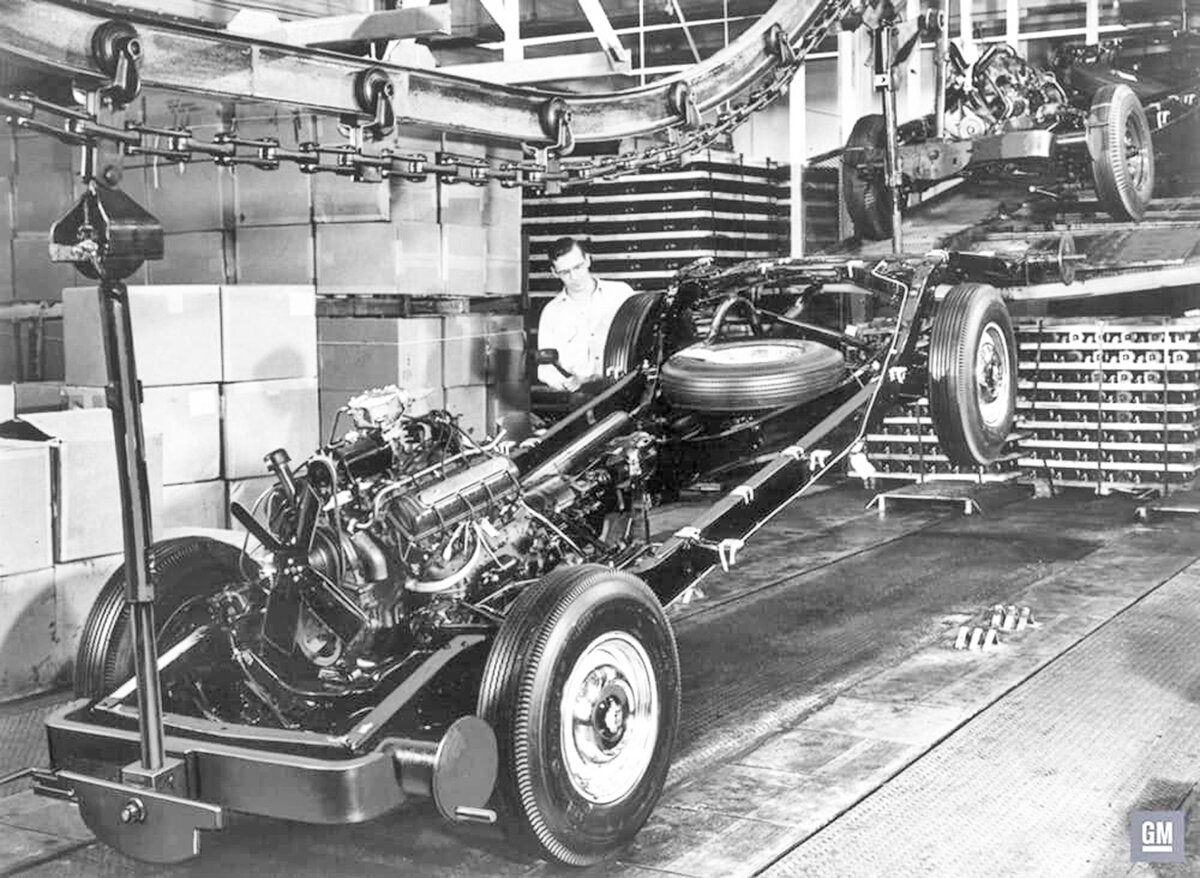 Шасси Oldsmobile 1950 года, находящиеся на подвесном конвейере линии окончательной сборки и следующие к станции установки кузовов.
