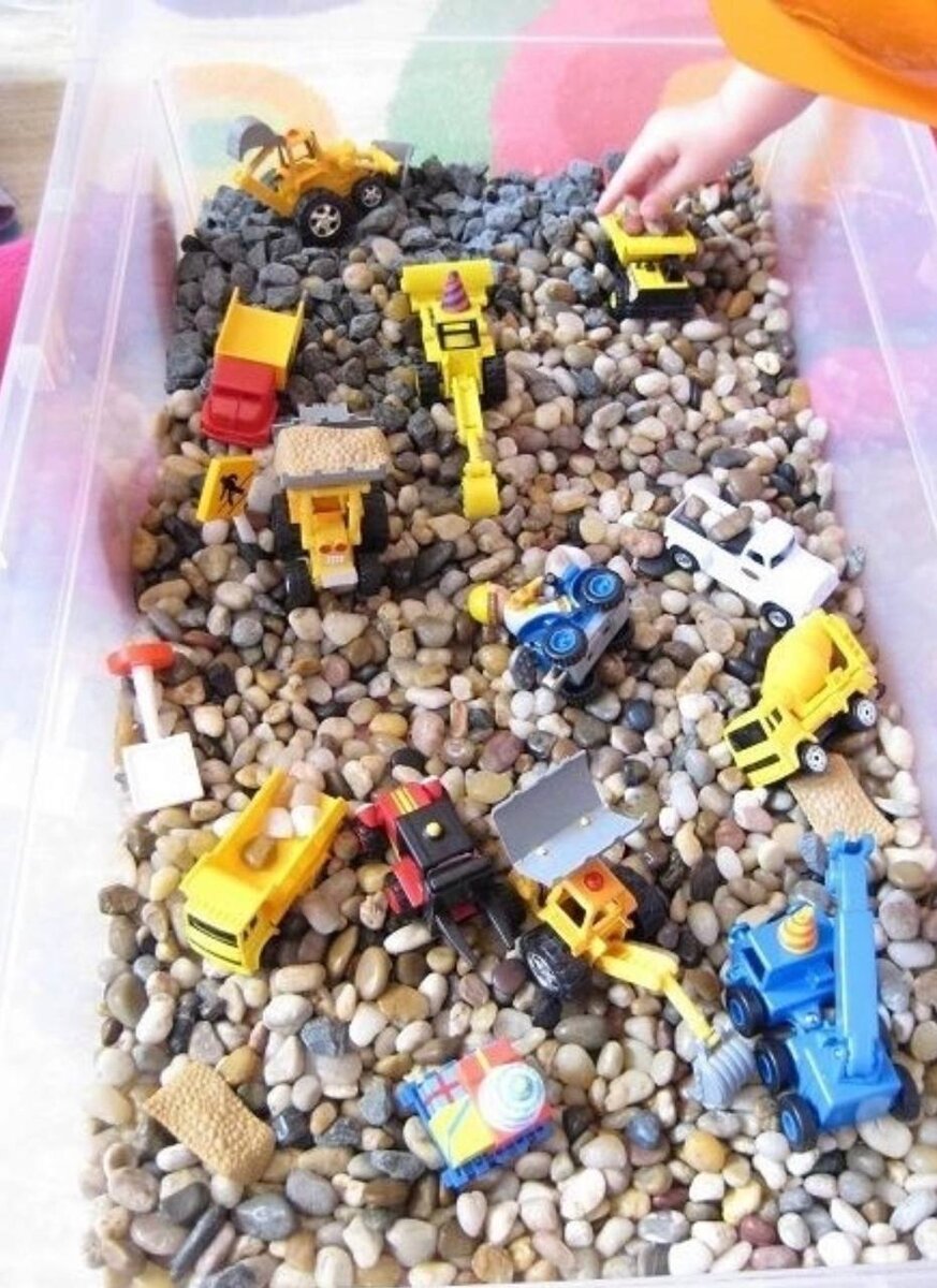 Коробка с камешками  и машинками любима как у мальчиками, так и у девочками
