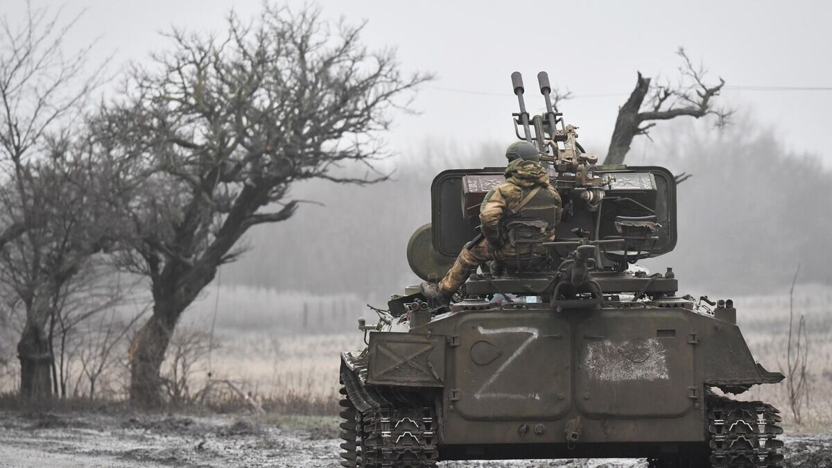    Военнослужащие на бронетранспортере МТ-ЛБ с зенитной установкой ЗУ-23 в зоне СВО© РИА Новости