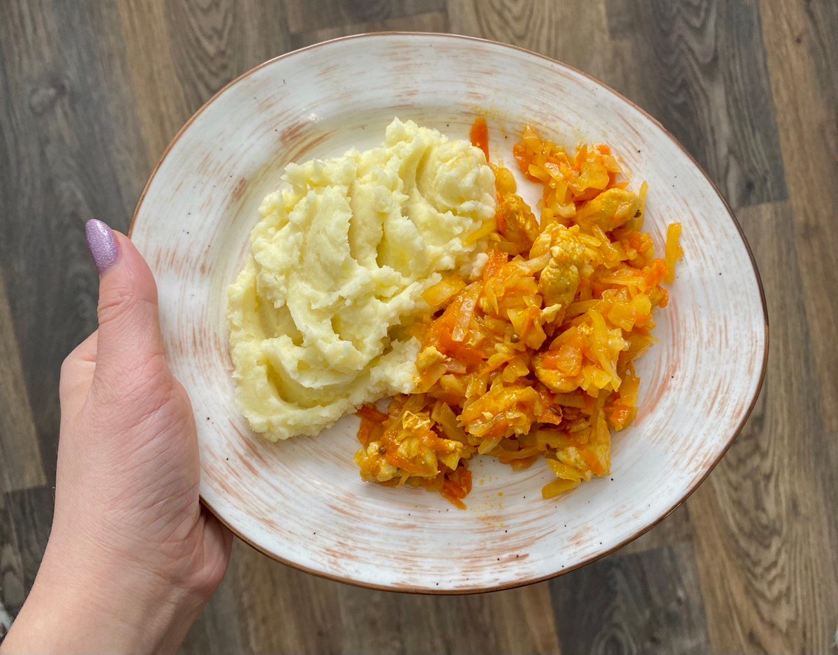 Тушеная пуста с курицей и пюре. фото автора