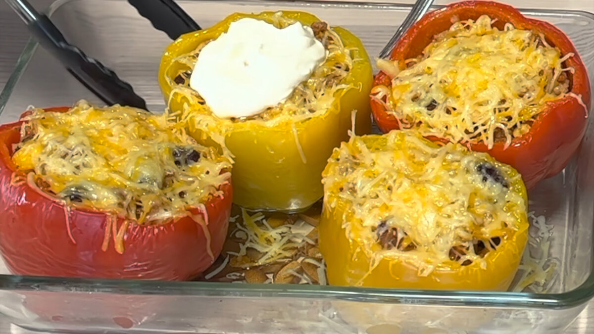 как оформить фаршированные перцы к новогоднему столу с картошкой. болгарский перец фаршированный. кабачок фаршированный сорт. перец фаршированный мясом в мультиварке. сколько времени тушить фаршированные.