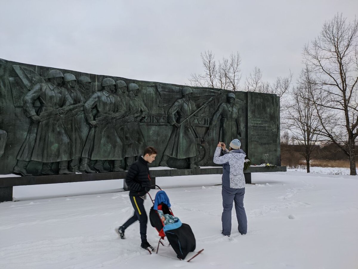 Стелла и горельеф в честь боёв "под Псковом и Нарвой" и рождения красной армии. Про нее снимали ролик