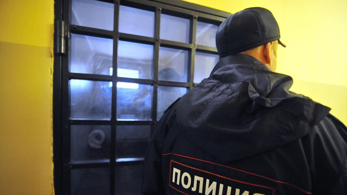    Сотрудник полиции возле изолятора временного содержания© РИА Новости / Алексей Сухоруков