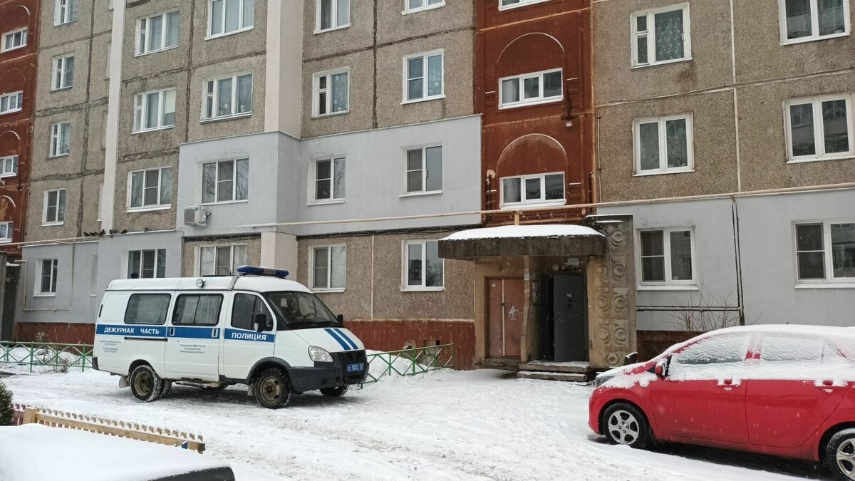     Тело мужчины было обнаружено в подъезде жилого дома в Дзержинске, сообщается в соцсетях.
