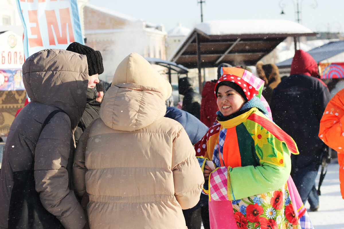 Аниматоры предлагали гостям поучаствовать в конкурсах, победителям давали билетики на горячие пельмешки