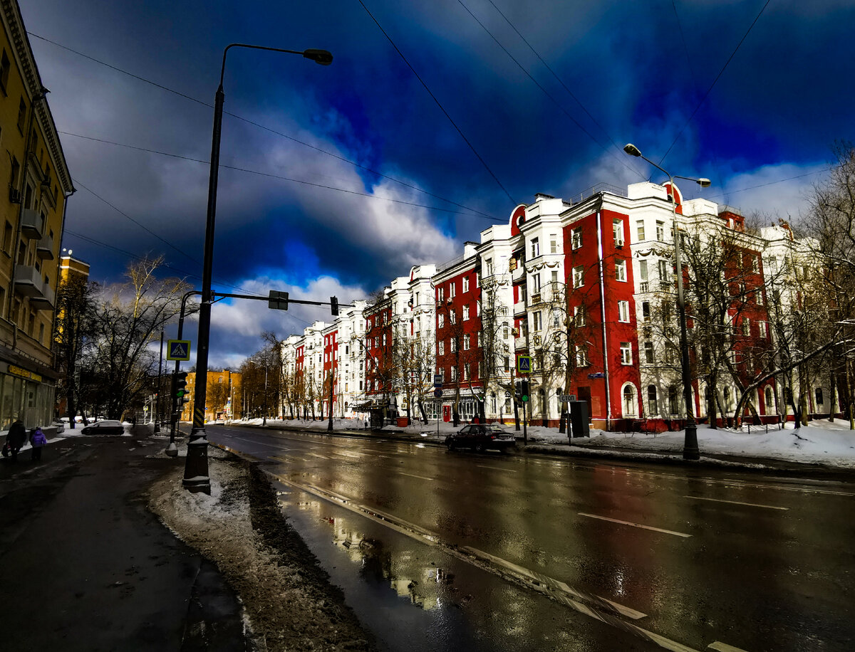 Вид на красивую пятиэтажку, дом № 12, корпус 1.