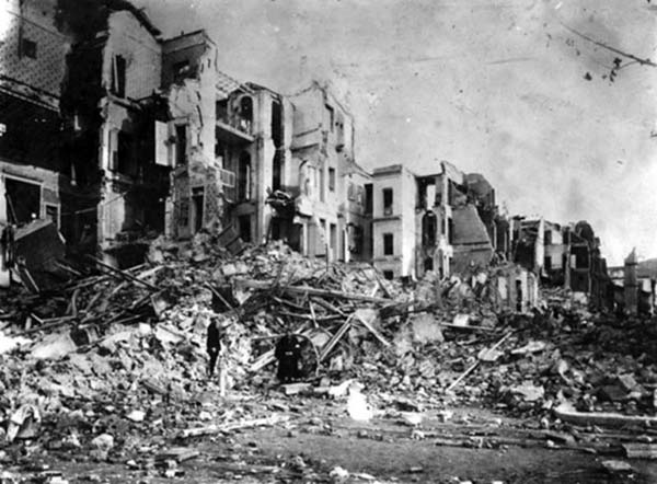 Землетрясение в Сицилии и Южной Италии, когда 28 декабря 1908 года, когда погибло, по оценкам различных экспертов от 120 до 200 тысяч человек.