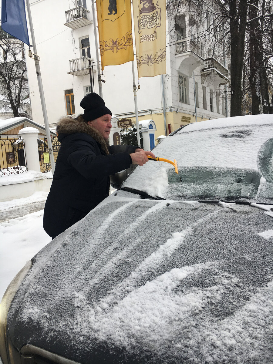 Изморось и налипший снег на открытой стоянке потребовалась очищать