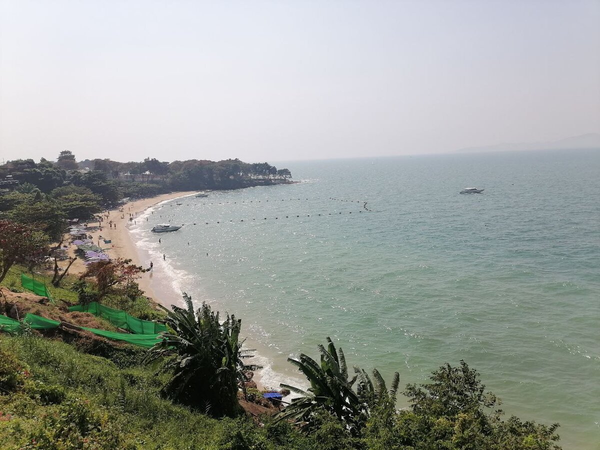 Один из самых чистых пляжей в Паттайе, Cozy Beach.