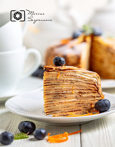 Кусочек блинного торта A la Crêpe Suzette.