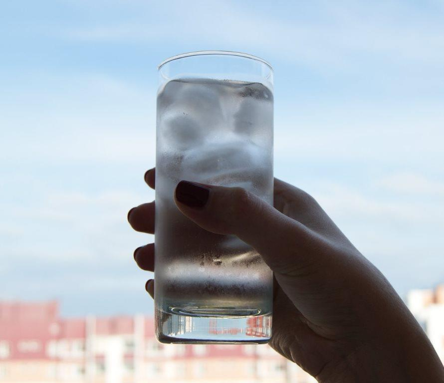Налейте в пластиковый стакан воды. Стакан воды. Стакан воды в руке. Стакан в руке. Бокал с водой в руке.
