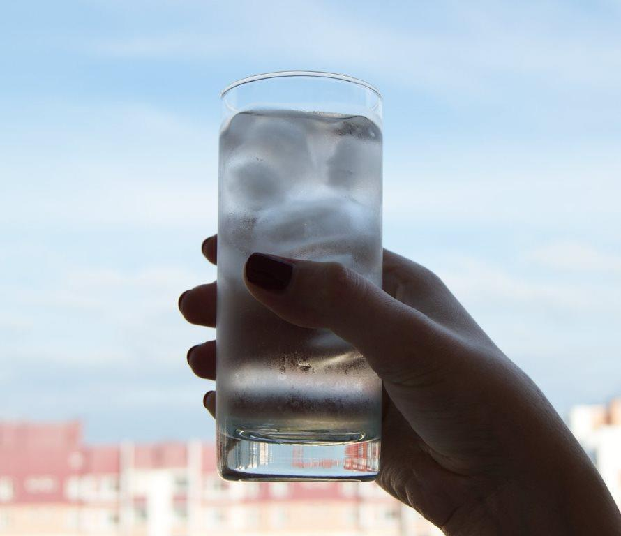 Не дали стакан воды. Стакан воды. Стакан воды в руке. Стакан в руке. Бокал с водой в руке.