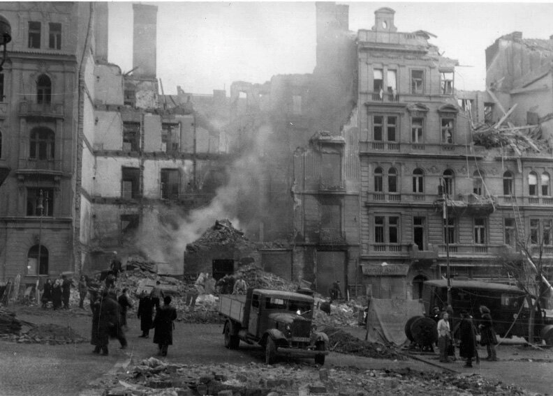 Американская бомбардировка Праги, 14 февраля 1945 года. (Исходное фото найдено на vinegret.cz).