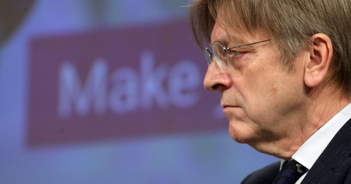 Верхофстадт, который занимал пост премьер–министра Бельгии с 1999 по 2008 год и был депутатом Европарламента с 2009 года