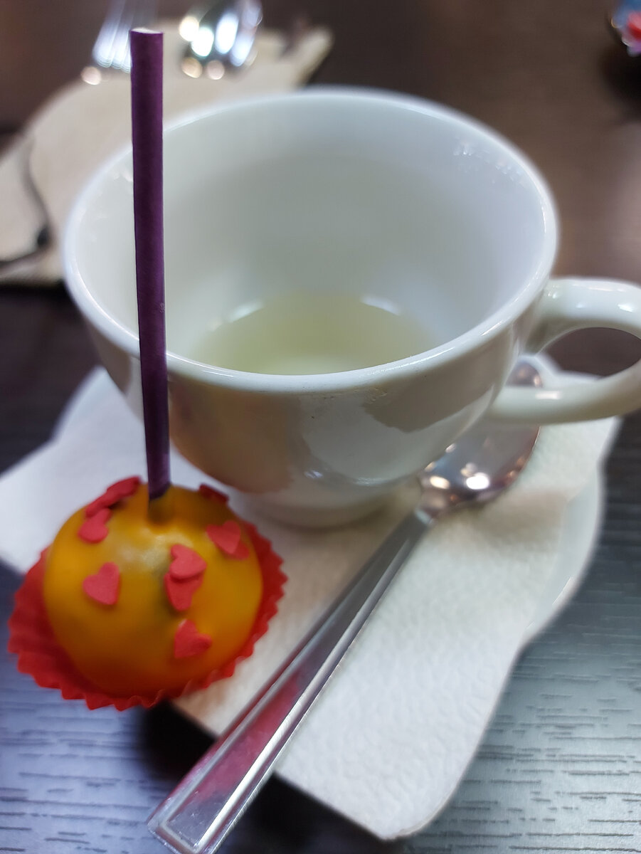 В батутном центре даже пироженки с сердечками❤