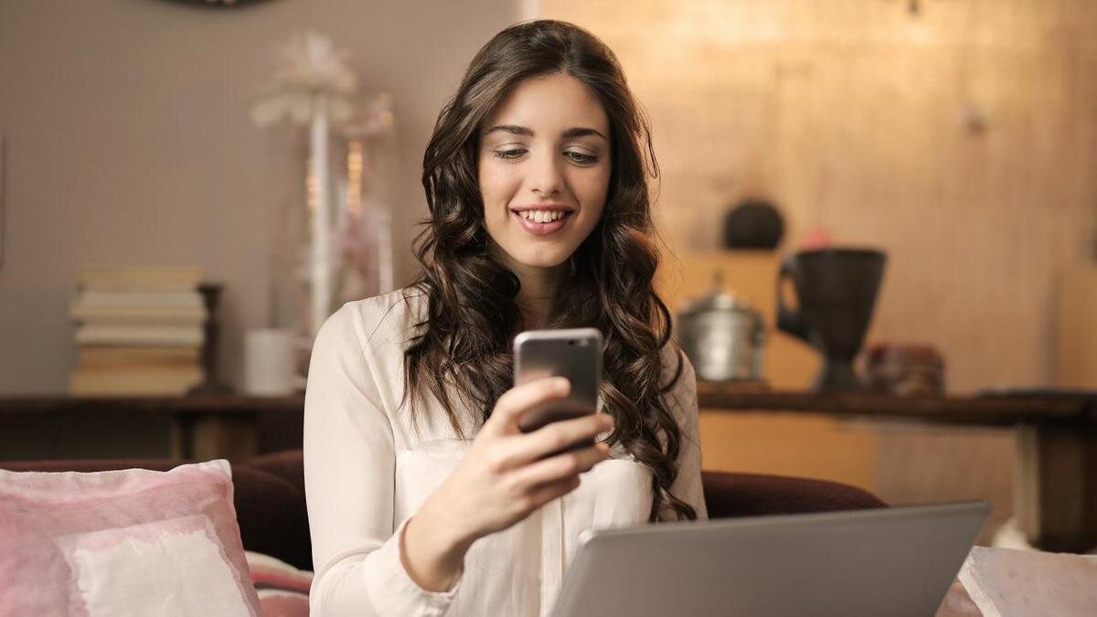    Девушка со смартфоном в руках:pexels.com