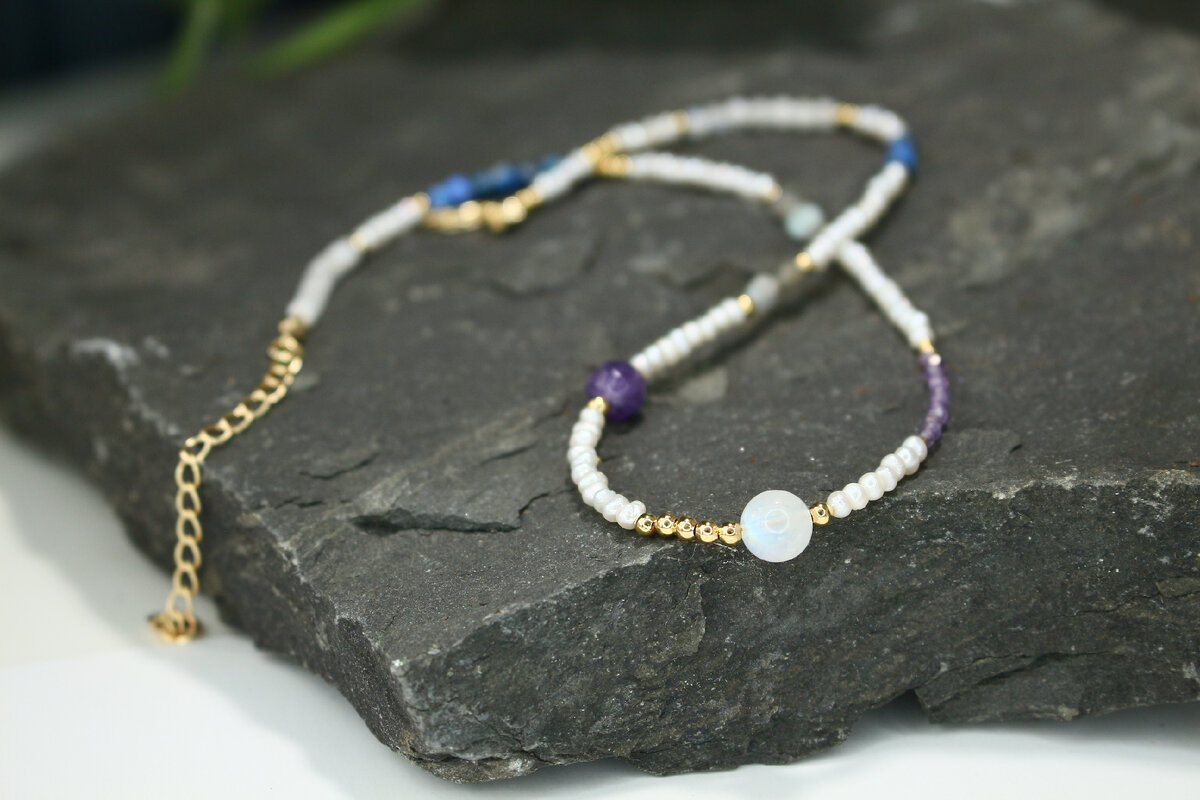 Колье с центральной бусиной лунного камня с иризацией