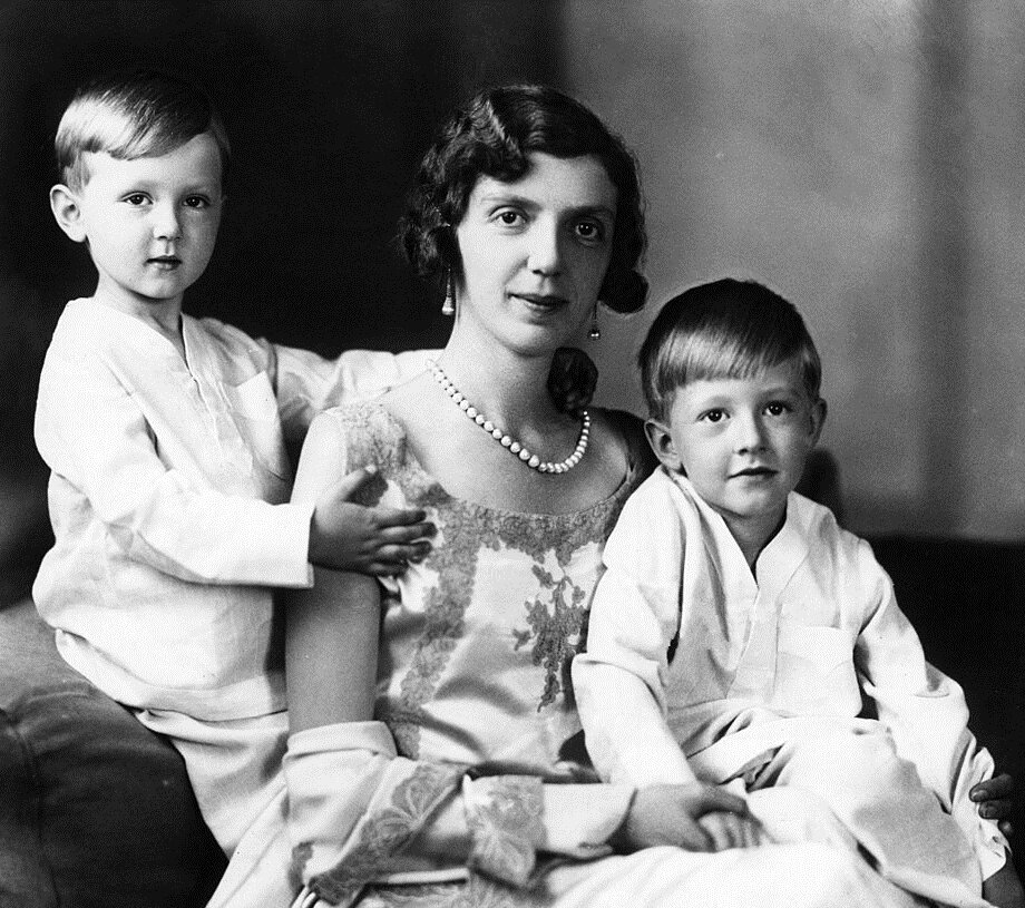 Принцесса Мафальда Савойская со своими сыновьями Морисом и Генрихом. 1930-е годы