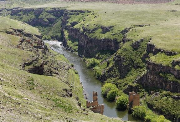    Река Ярра на границе Турции и Армении. Фото: Martin Siepmann/globallook.com